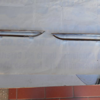MODANATURE LATERALI SU COFANO ANTERIORE / FRONT BONNET SIDE MOLDINGS MASERATI MISTRAL NUOVE